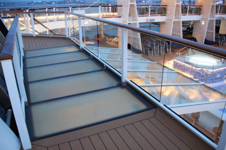 Home DQ Glasservice team klaar voor spoedeisende glasschade en reparaties in regio Amsterdam met professionele glasservice