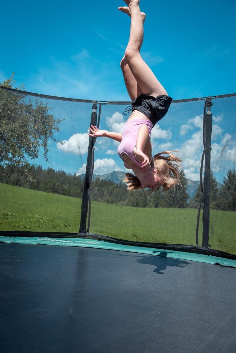 Home Rechthoekige trampoline in tuin met veiligheidsnetting en beschermrand voor veilig springen