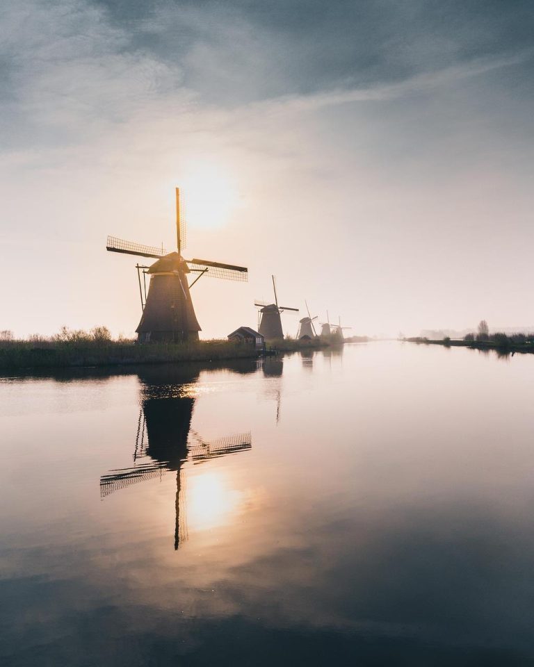 Home Modern kantoor illustratie met professionals die slim werken in Amsterdam met flexibele werkplekken en samenwerking