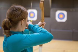 Home Groep deelnemers speelt Archery Attack, een teamspel met bogen en foam pijlen voor actieve groepsactiviteiten